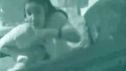 Uma vídeo pornô de menina miúda de 18 anos com tranças está a fazer sexo com um tipo.