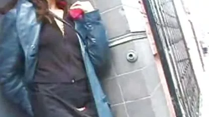 Loira com um rabo grande e vídeo pornô mulher transando com cachorro bonito a fazer um Broche caseiro e a ser fodida.