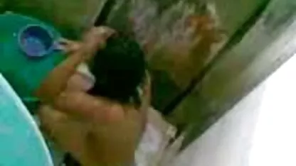Um tipo video de safadeza tatuado com uma Apalpadela entusiástica no kukan.