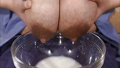 As raparigas inclinam-se para fazer uma tatuagem bonita e masturbam-se à frente da video porno da xuxa webcam.