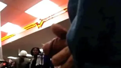 Amante com botas vídeo pornô grá altas dominando uma escrava nua e fazendo-a lamber os pés