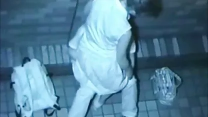 Um homem sai ao telefone, quando a anal negras criança está a chupar o falo e monta-o na relva.