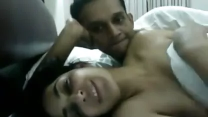 A adolescente cheia de luxúria recebe um broche e fode a madrasta Boazona po orno dela.