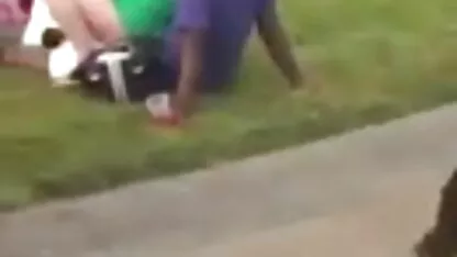 Negros envolvidos num gangbang vídeo mulher transando com uma loira.