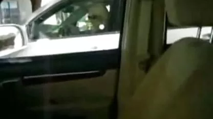 Pronto para dar ao burro o carrinho de um vídeo de pornô mão.