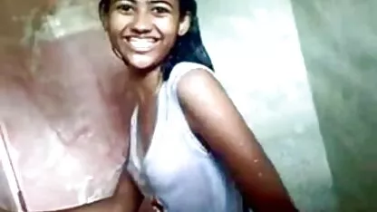 Morena com meias de nylon video prono a posar erótica na cama
