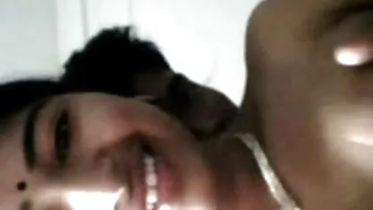 Uma rapariga bonita despe-se e chupa uma pila video de sexo gratis de galinha.