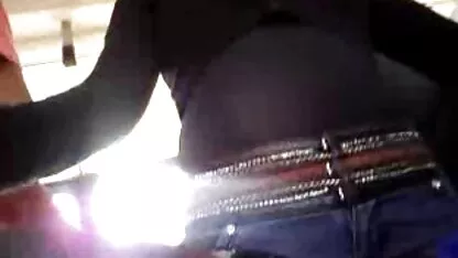 O homem gordo cam4 videos e musculado do petróleo é fodido pela festa da piscina.