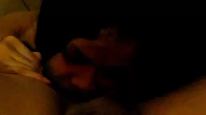 Francesca masturbando-se videos de sexo caseiro entusiasticamente na casa de banho