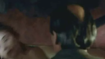 Uma mulher com um belo peito que aperta o tamanho dos video sexo online mamilos