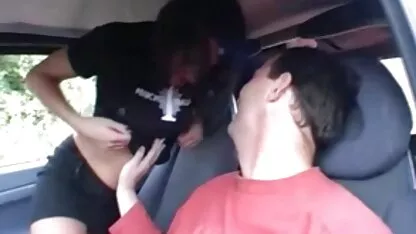 A vídeo de mulher metendo Gabby a fumar e a masturbar-se é membro da galinha.