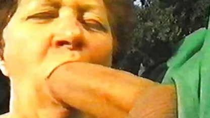A miúda vídeo pornô de graça de espartilho vermelho masturba-se.