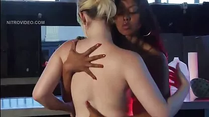 Lésbica linda com um beijo suave e foder video de mulher se masturbando com um homem