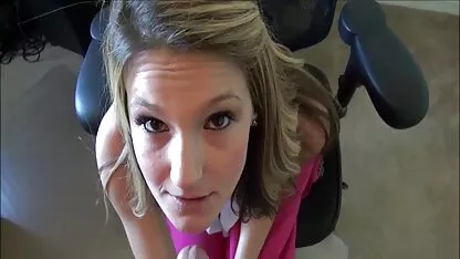 Os rapazes vídeo pornô da mulher vêm-se na cara de um amigo depois de um trio gay