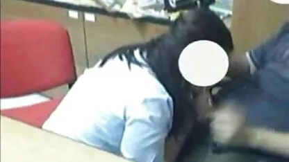 Uma rapariga esbelta de saia curta mostra a video de sexo pai e filha sissy no chat erótico no ar