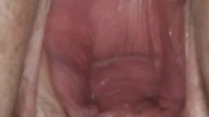 Proshmandovka faz um broche vídeo pornô de mulher a um homem que está preocupado na cabine que ele mudou