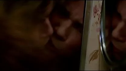 A tatuagem os melhores vídeos de pornô doce mostra o corpo dela no vídeo chat.