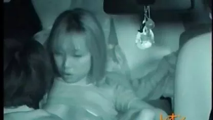 Tselka mostra seus seios sem tirar suas calcinhas na frente da webcam vídeo pornô brasileirinha