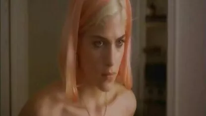 Um adolescente video de sexso gay a olhar, a meter um dedo no ânus e a masturbar-se.