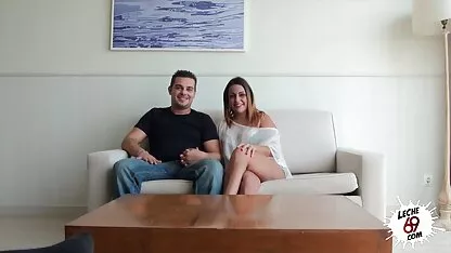 Linda video sexo animal mulher de couro preto de 19 anos chupa uma grande pila preta