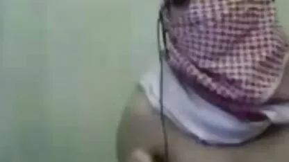 O alemão orgia porn abnegadamente chupa e engole esperma depois de um broche na casa de banho.