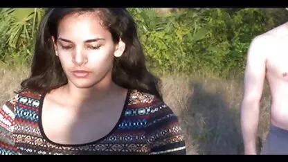 Namorados namoradas saltam mulheres para o topo anal negras de um membro de um jovem.