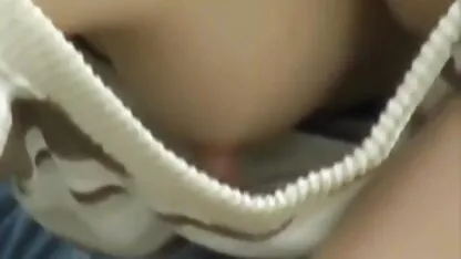 Rapariga magra com seios pornogratis pequenos é fodida como um cavaleiro