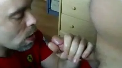 Morena nua em frente a uma câmara vídeo pornô ao vivo escondida