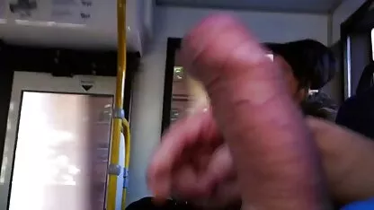 Um videos pornografia tipo a usar preservativo e a fazer sexo com uma rapariga.