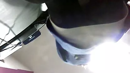 Uma rapariga nua e magra com óleo excitada por motel porno se masturbar em frente à webcam.