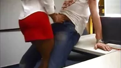 A jovem besta ruiva faz um videos de ponor broche no carro e lambe ovos para a recolha.