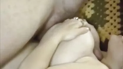 Um lascivo videos de sexo hentai vestido com brinquedos de homem em cuecas e a masturbar-se