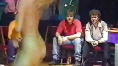 A videos de sexo estupro rapariga do chat erótico exibiu-se e espreme seios que são perfurados nas suas mãos.