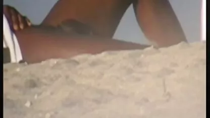 Rapariga Bissexual molhada e magra a acariciar na casa de ponro xxx banho