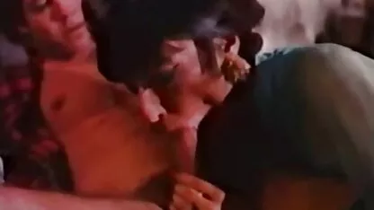 Um homem feliz os melhores vídeos de sexo a fritar um cancro de rapariga nua na natureza.