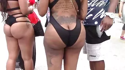 Uma rapariga nua muito magra a acariciar-se porno motel perto da piscina.