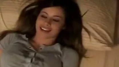 Homens divorciados a chupar vídeo pornô da mulher e a masturbar-se.