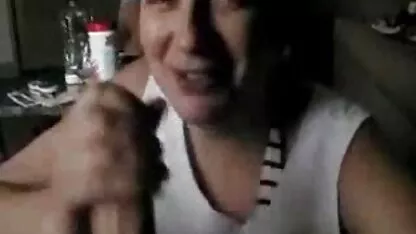 Um negro irriga o peito vido de pono loiro com esperma.