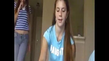 Cabelo preto zangado recebe uma foto po orno depois do sexo.