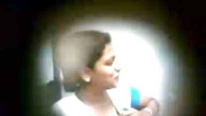 Estranho áspero na cave vídeo pornô só as gostosas para deixar uma pequena rapariga circular