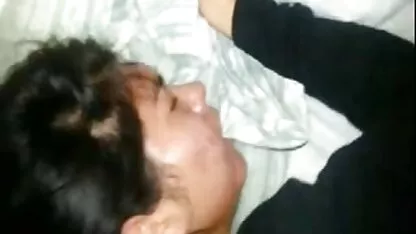 A rapariga vídeo pornô virgem com Mamas grandes masturba - se com um vibrador