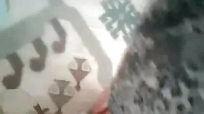 Depois de inserir o Membro no buraco na parede, o homem deu-lhe para chupar uma menina atraente pormo gratis
