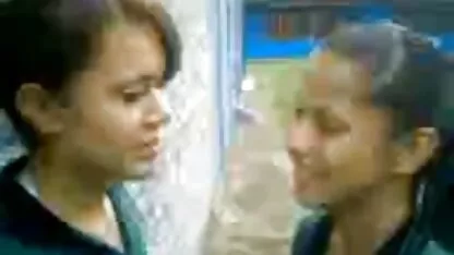 Três gays com 18 anos e a despirem-se no casting e a atraírem-se uns aos vídeo pornô de velha outros no rabo.