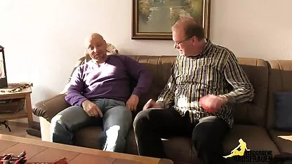 Mulatas de pernas em leggings fazem um broche video ponro e montam uma pila