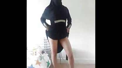 Um homem de cabedal preto activo a bater um chapéu branco com um Pénis Grande vidio de pono