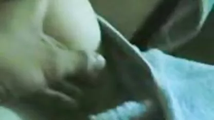 Um escravo mascara-se lambendo as pernas xvideos amantes delgadas da mulher.