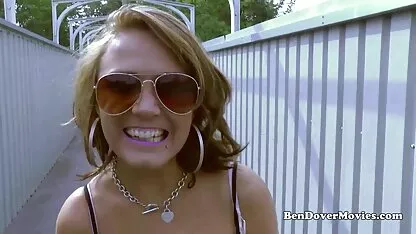 A aparência pessoal de uma rapariga sexy vídeo de pornô 2019 de vestidos brancos