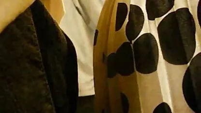 Miúda gorda com Mamas grandes vídeo pornô transando a chupar uma pila na parede sexo