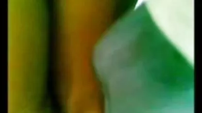 Uma anal morenas rapariga com um belo corpo usa calças apertadas novas.