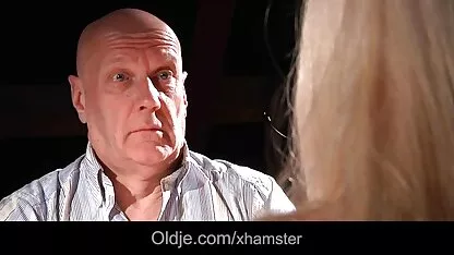 Gay vídeo pornô com mulher musculoso ruivo a tomar a pila de amante forte